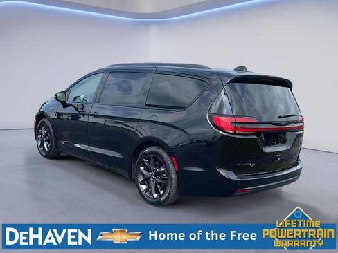 Used 2025 Chrysler Pacifica Limited FWD image 4