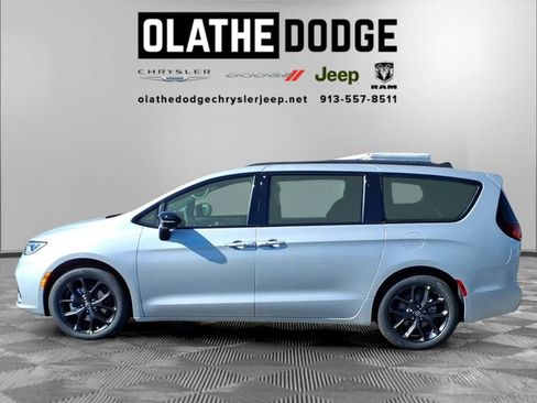 New 2026 Chrysler Pacifica Select image 3