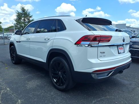 Certified 2022 Volkswagen Atlas Cross Sport SE w/ Panoramic Sunroof Package AWD/4WD image 4