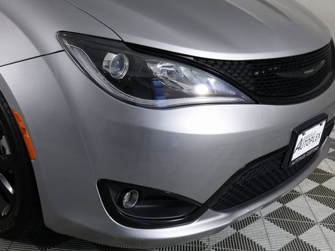 Used 2018 Chrysler Pacifica Touring Plus w/ S Appearance Package image 41