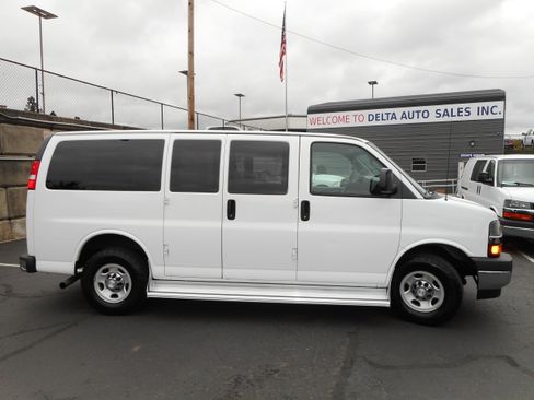 Used 2017 Chevrolet Express 3500 LT w/ LT Preferred Equipment Group RWD image 6