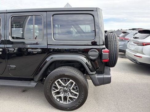 Used 2026 Jeep Wrangler Unlimited Sahara AWD/4WD image 9