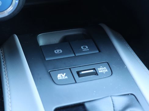 Used 2022 Toyota Venza LE image 28