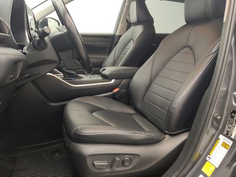 Used 2020 Toyota Highlander XLE AWD/4WD image 17