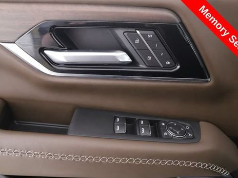 Used 2025 GMC Yukon Denali Ultimate w/ LPO, Floor Liner Package AWD/4WD image 21