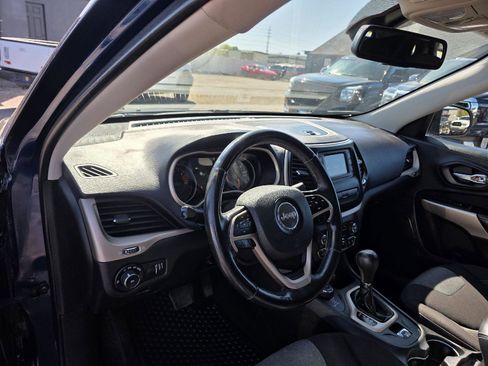 Used 2018 Jeep Cherokee Latitude w/ Cold Weather Group AWD/4WD image 8