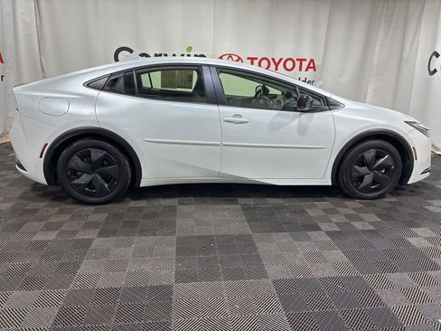 Used 2025 Toyota Prius Plug-In Hybrid FWD image 10