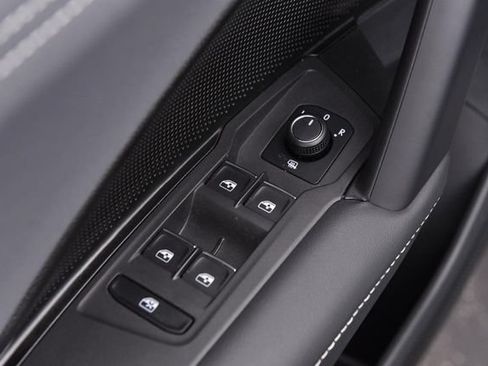 Certified 2025 Volkswagen Tiguan SE FWD image 8