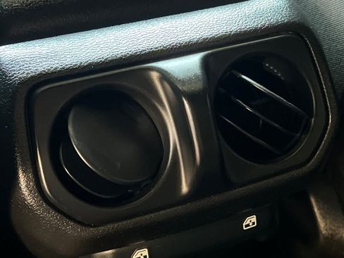 Used 2019 Jeep Wrangler Unlimited Sahara AWD/4WD image 15