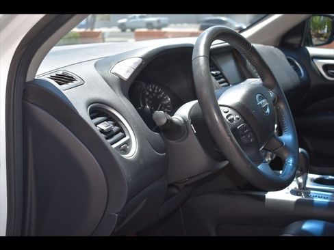 Used 2017 Nissan Pathfinder SL FWD image 16