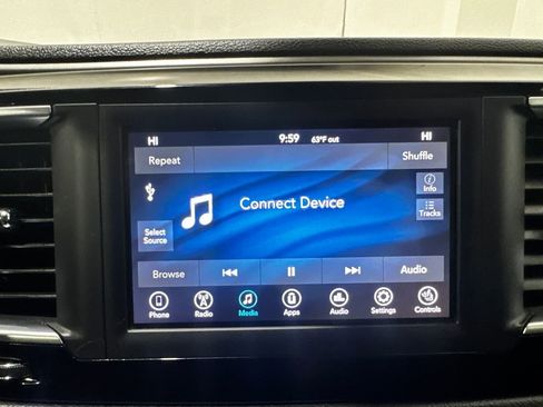 Used 2020 Chrysler Pacifica Touring-L image 11