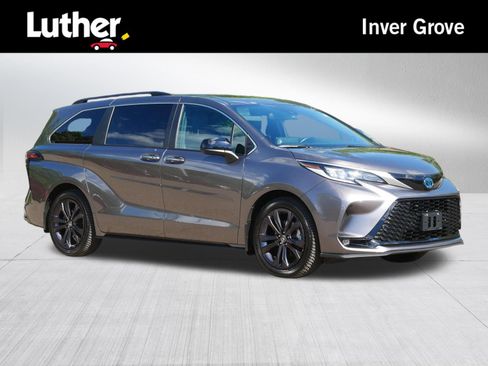 Used 2022 Toyota Sienna XSE w/ XSE Plus Package FWD image 1