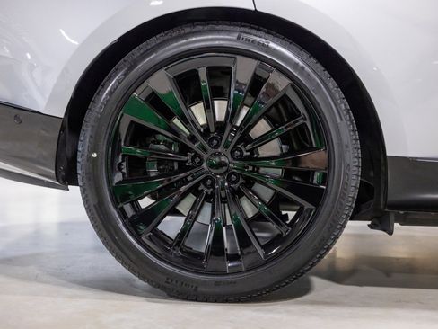 Used 2025 Land Rover Range Rover SE image 25