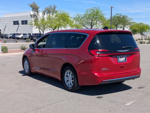 Used 2025 Chrysler Pacifica Select image 3