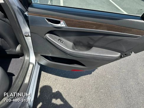 Used 2017 Genesis G80 3.8 RWD image 19
