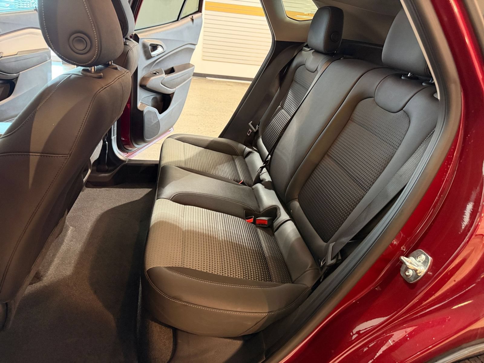 Used 2025 Chevrolet Trax LT w/ LT Convenience Package FWD image 37