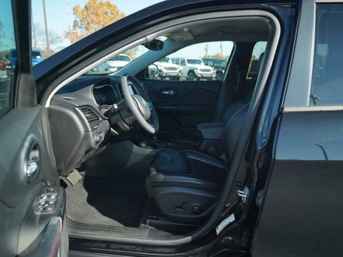 Used 2022 Jeep Cherokee Trailhawk image 12