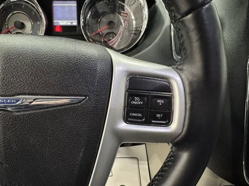 Used 2014 Chrysler Town & Country Touring image 9