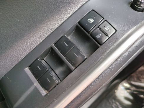 Used 2022 Toyota Highlander XLE FWD image 24