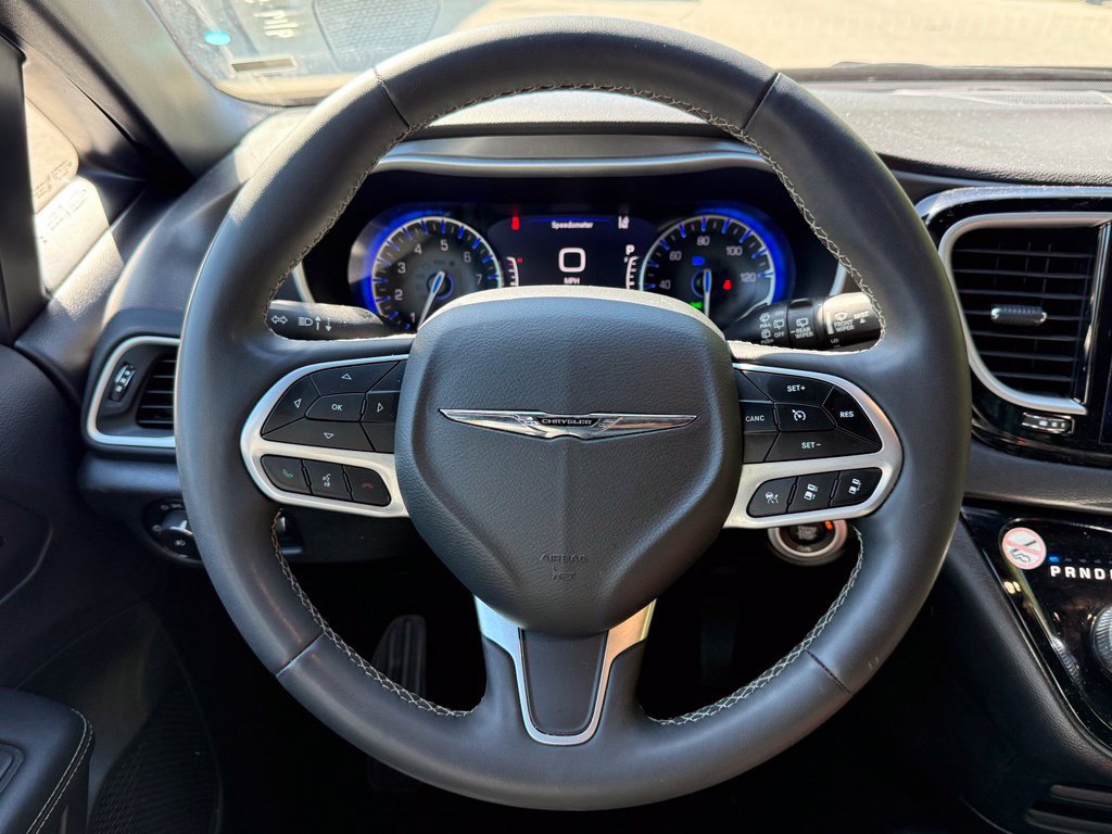 Used 2025 Chrysler Pacifica Select FWD image 13
