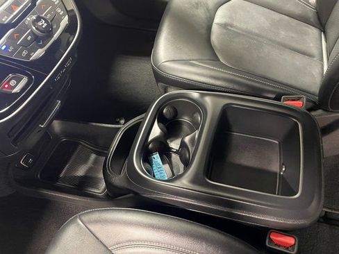 Used 2025 Chrysler Pacifica Select image 20