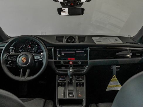 Certified 2025 Porsche Macan image 18
