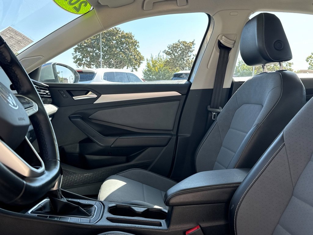 Used 2025 Volkswagen Jetta SE FWD image 12