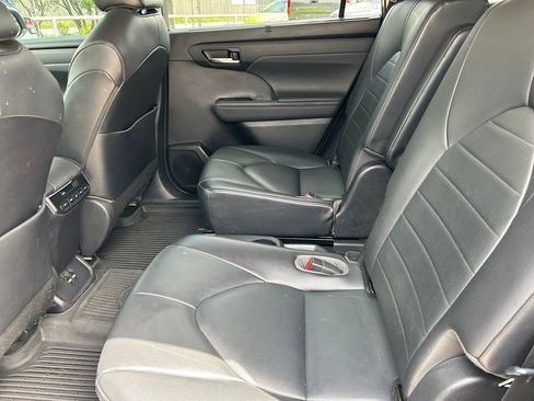 Used 2021 Toyota Highlander XLE FWD image 17