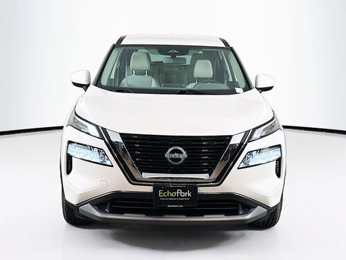 Used 2023 Nissan Rogue SV image 2