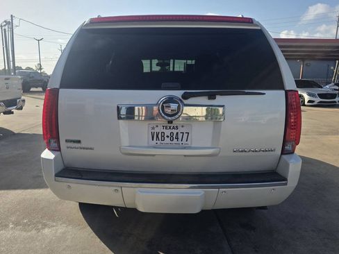 Used 2012 Cadillac Escalade Platinum RWD image 5