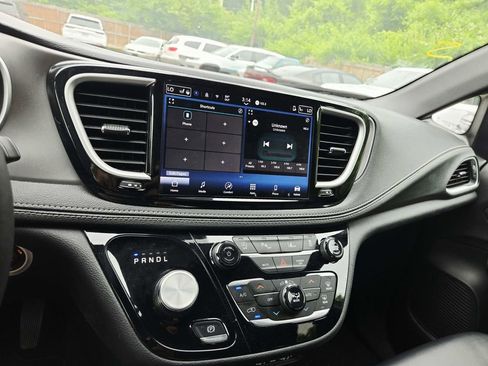 Used 2025 Chrysler Pacifica Select FWD image 24