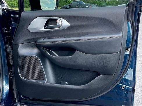 Used 2025 Chrysler Pacifica Limited FWD image 31