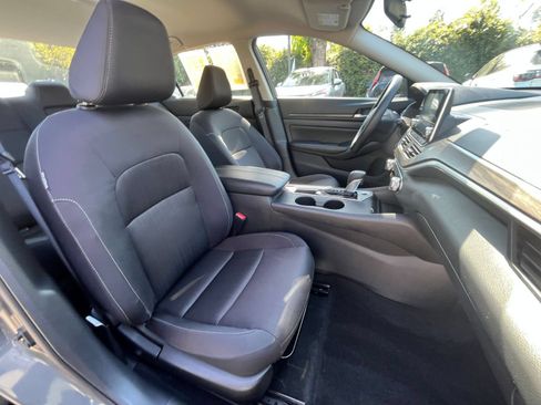 Used 2025 Nissan Altima 2.5 SV FWD image 35