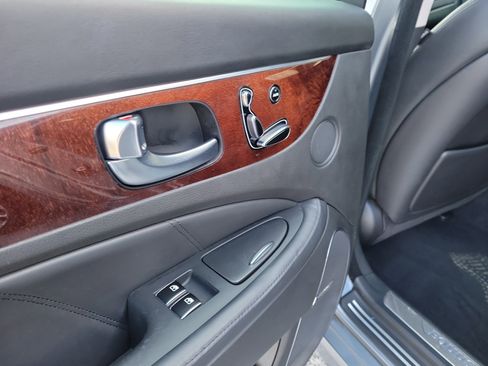 Used 2016 Hyundai Equus Signature image 13