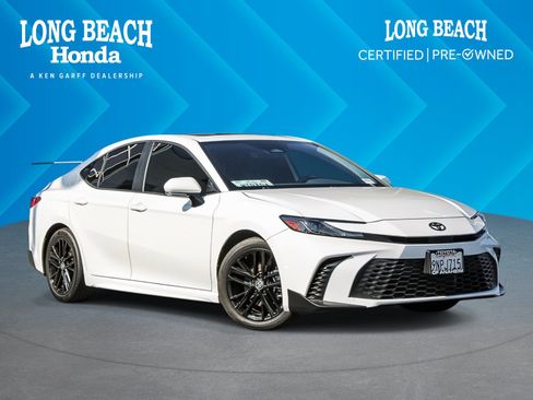 Used 2025 Toyota Camry SE w/ Convenience Package FWD image 1
