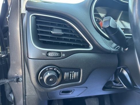 Used 2019 Jeep Cherokee Trailhawk w/ Cold Weather Group image 20