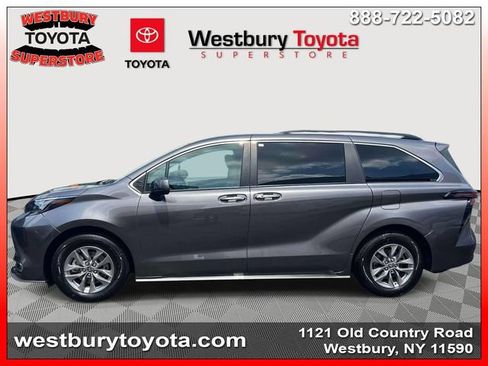 Used 2024 Toyota Sienna XLE FWD image 11