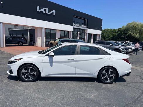 Used 2023 Hyundai Elantra Limited w/ Preferred Accessory Package FWD image 2