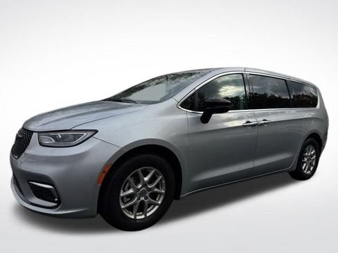 Certified 2024 Chrysler Pacifica Touring-L image 4