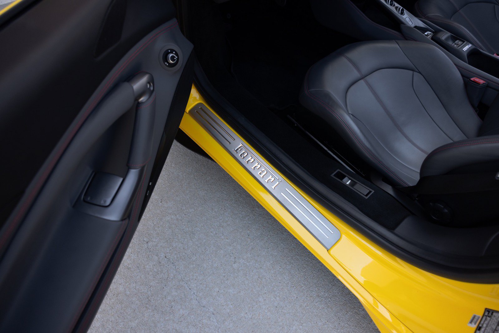 Used 2022 Ferrari F8 Tributo RWD image 43
