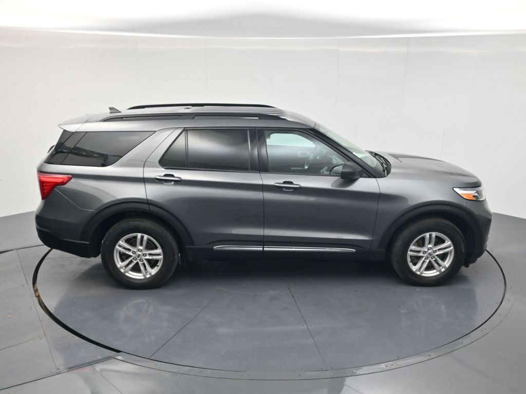 Used 2023 Ford Explorer XLT AWD/4WD image 40