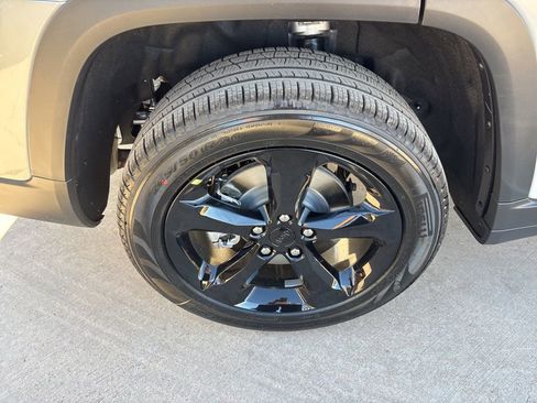 New 2025 Jeep Grand Cherokee L Limited w/ Black Appearance Package AWD/4WD image 11