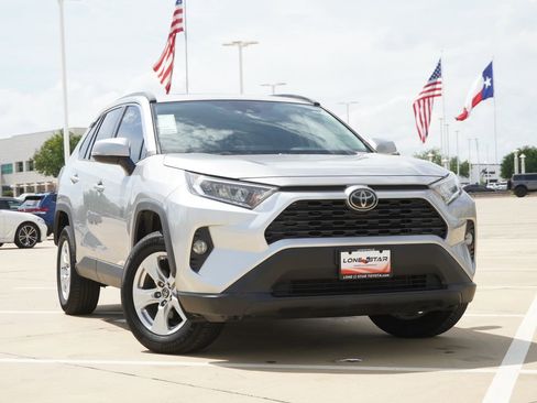 Used 2019 Toyota RAV4 XLE w/ Carpet Mat Package AWD/4WD image 2