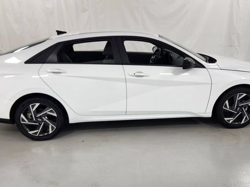 Used 2025 Hyundai Elantra Sport FWD image 2