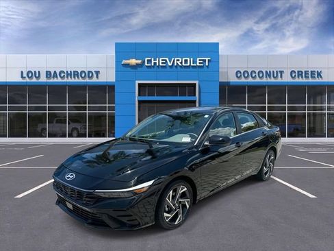 Used 2025 Hyundai Elantra SEL FWD image 4