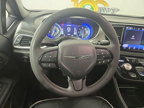 Certified 2024 Chrysler Pacifica Limited w/ S Appearance Package FWD image 16