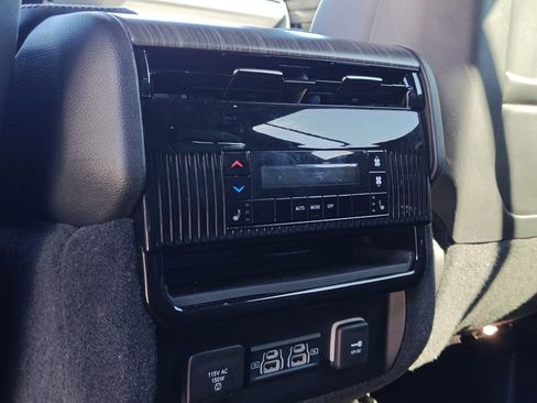 Used 2024 Jeep Wagoneer L Series III w/ Flexible Seating Group image 25