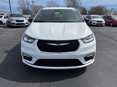 New 2026 Chrysler Pacifica Select image 2