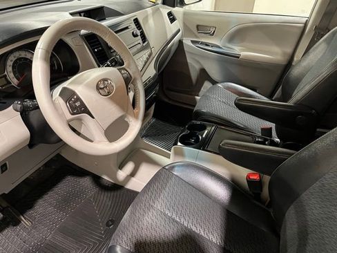 Used 2013 Toyota Sienna SE image 13