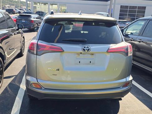 Used 2018 Toyota RAV4 LE FWD image 10